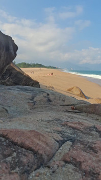 Menikmati pantai dan menunjuk-nunjukkan badan saya.