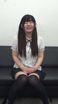 13人の現代的な女の子たちが赤面しながら服を脱ぐ、かなり熱いシーンもあります。第10巻