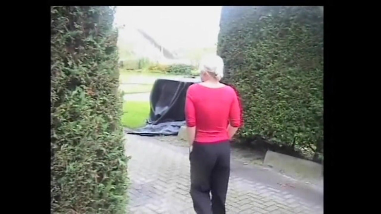 Absolute BDSM films - The original: Schmutzige fetisch-MILfs lieben es, beim pissen in der dusche beobachtet...