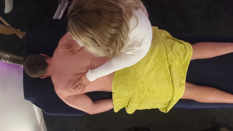 MassageRoomX: Vedere de sus în jos a drăguței Maseuze Savannah