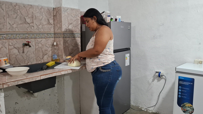 SugarPose: BBW Latina Pandora Strips and Shows off an Outfit