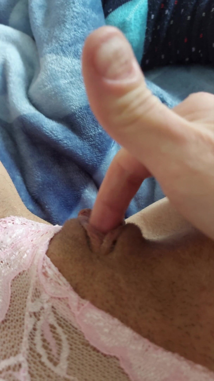 Wet Pussy Fuck: Hot petite 18 -årig flicka onani droppar våt fitta