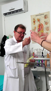 Mulher madura sexy, exame ginecológico pervertido + orgasmo com máquina de foder na cirurgia do velho ginecologista esquisito