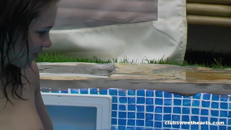 SweetHeartsClassic: Ragazze lesbiche in piscina (rimasterizzata)