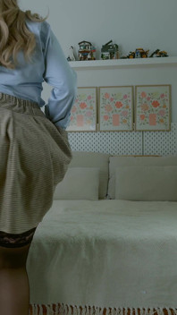 Elegante esposa gordinha com peitos enormes se masturba