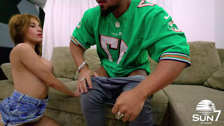 Sun7: Gadis itu bertemu dengan seorang aktor porno, terangsang dan ingin...