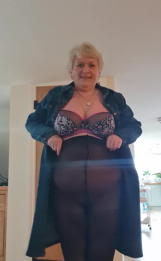 Uk Joolz: बहुत साहसी डेनिम पोशाक! ट्यूब पर शरारती यात्रा के लिए एक जो मुझे लगता है!