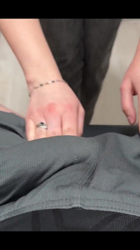 Ein teenager hat einen blowjob zum geburtstag bekommen