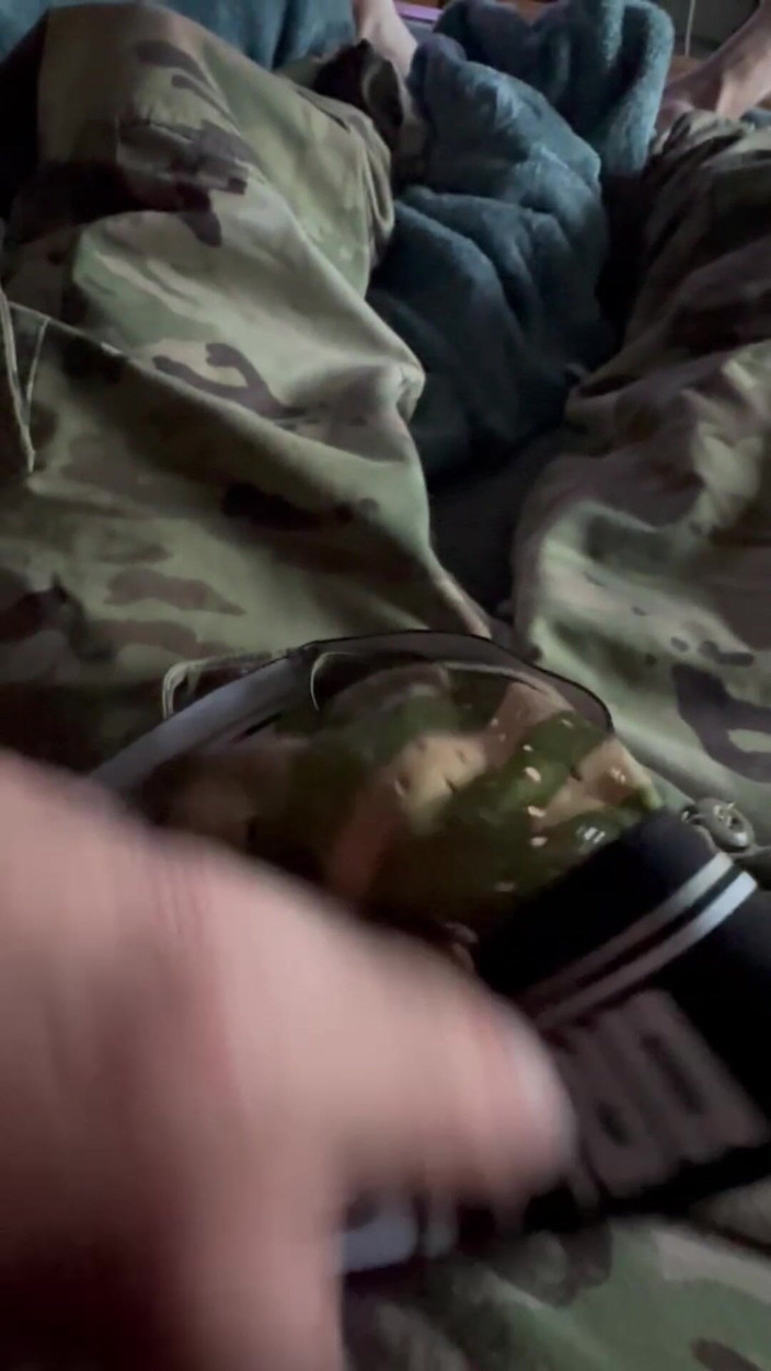 Gay Soldier Stuff: Aku lagi asik ngocok kontolku pakai botol vaseline sambil ngocok...