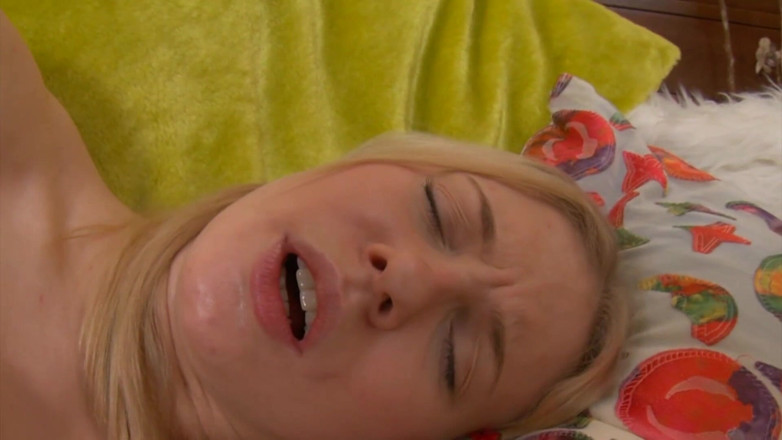 Lesbian Stories: Teen bionda viene scopata analmente dalla sua fidanzata con lo...