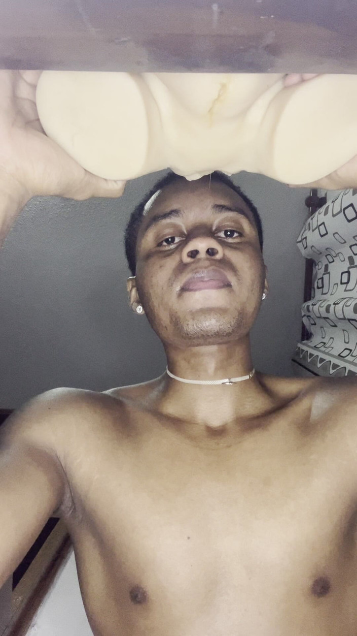 Black-2001: Chci kouřit zadek a kundičku tak, jak šukám tohohle fleshlighta