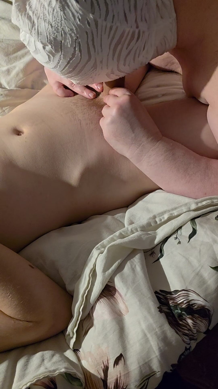 Bi porn: Atuk menghisap zakar besar kawan mudanya