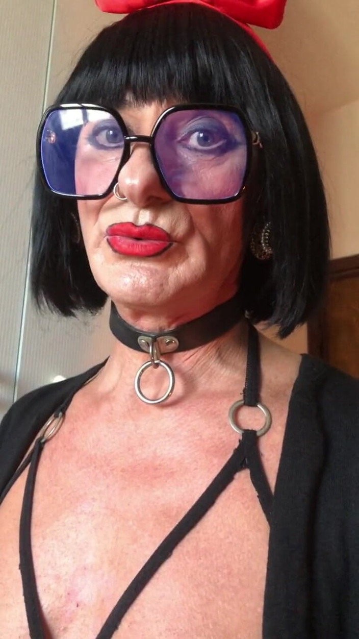 Andreina Naty: Tindik payudara dan berjalan