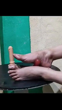 Gresopio fa un footjob con un dildo 3