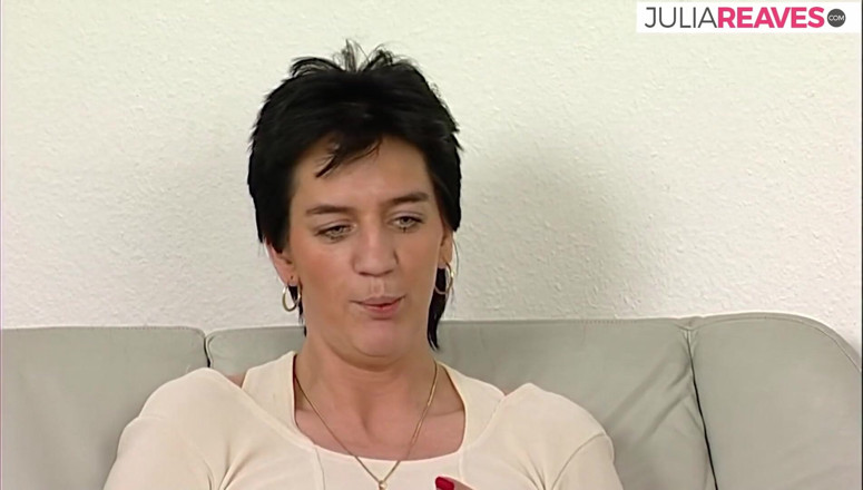 Retro German Casting Tour: Ateşli orta yaşlı seksi kadın sert bir dildoyla sikişmeden önce gırtlağına...