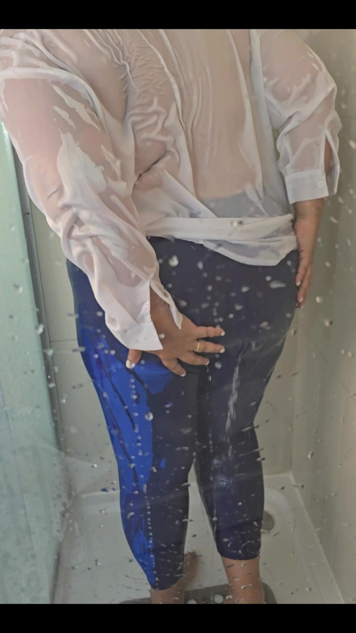 Slutty Ms B: Blusa branca de cetim no chuveiro