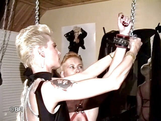 House of lords and mistresses in the spanking zone: 乳胶小妞惩罚她的女同性恋朋友