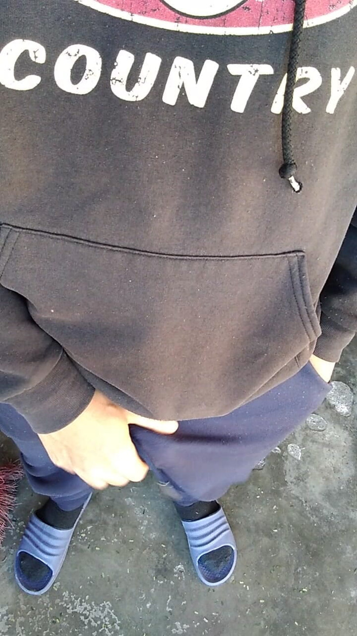 AlexAlejandro13: U bramy mojego domu wyjmuje mojego penisa