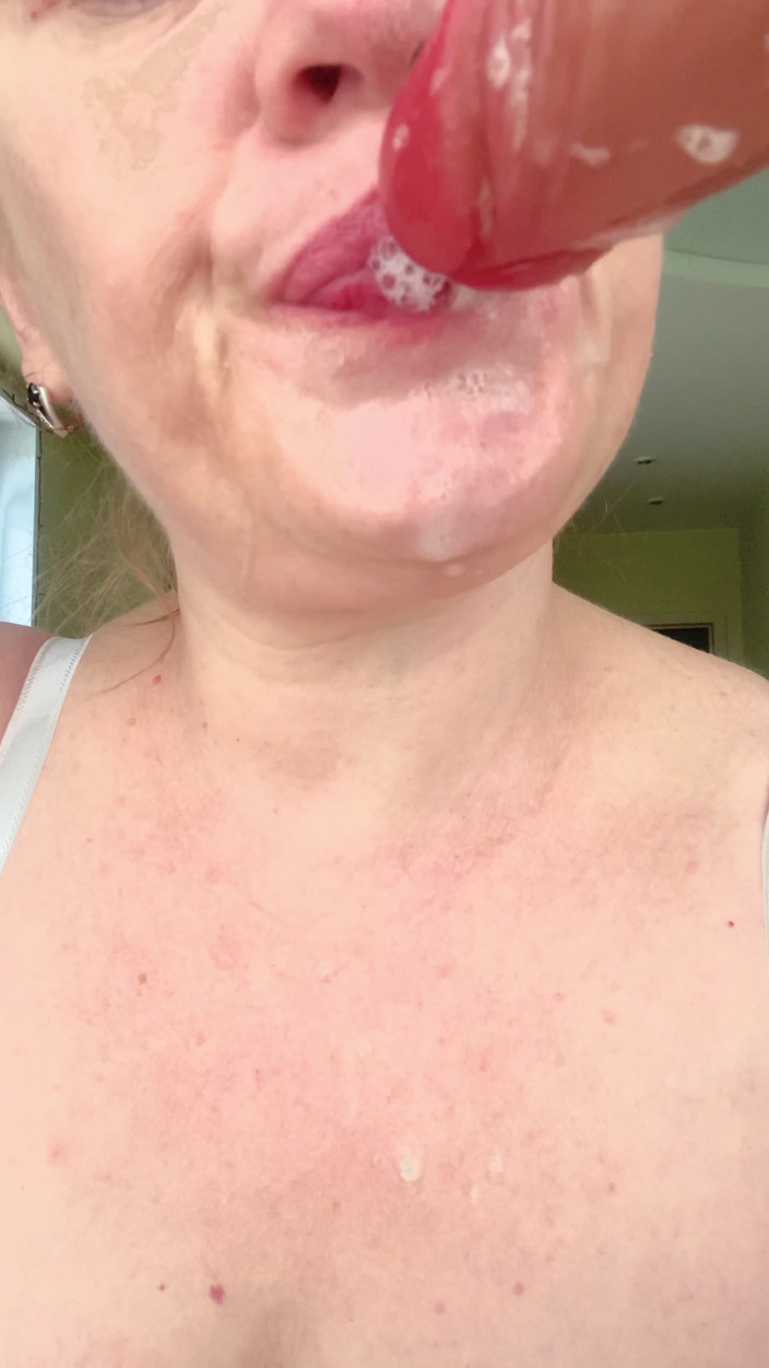 VikkiGeorgia: Primer plano de mamada (imitación)