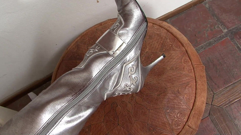 Real Home Made: Bruneta uimitoare în ciorapi de plasă se bucură de un vibrator