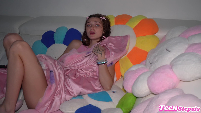 Teen StepSis: Fiica vitregă ejaculează pe pula tatălui vitreg după ce a...