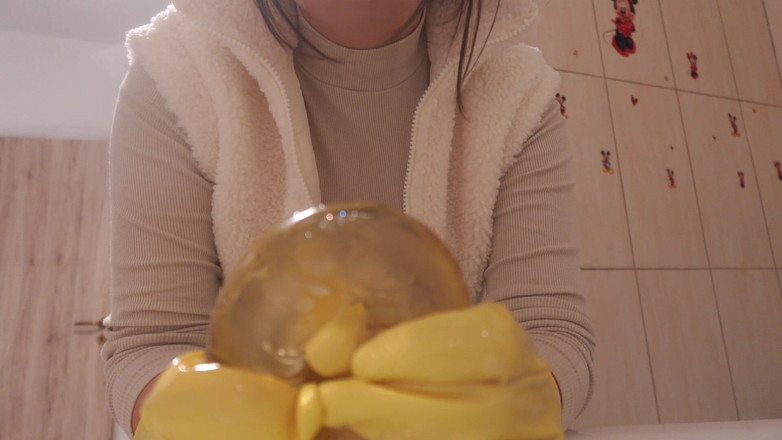 AmayaMori: Mijn stiefzus in gele afwashandschoenen gaat een bad met een...