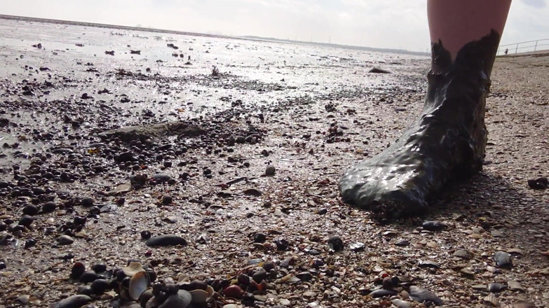 Footfetish: In Fine Stockings in the Wadden Sea of Wangerland