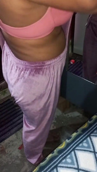 Panjabi bhabhi hat ihr kleid getauscht.