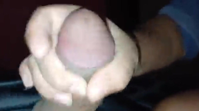 Indian_XXX_Queen: Indisches heißes mädchen gibt handjob für einen geilen jungen mit...