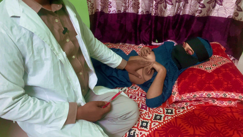 Riya Chowdhury: Il dottore guarda le sue tette piacevoli e la sua...