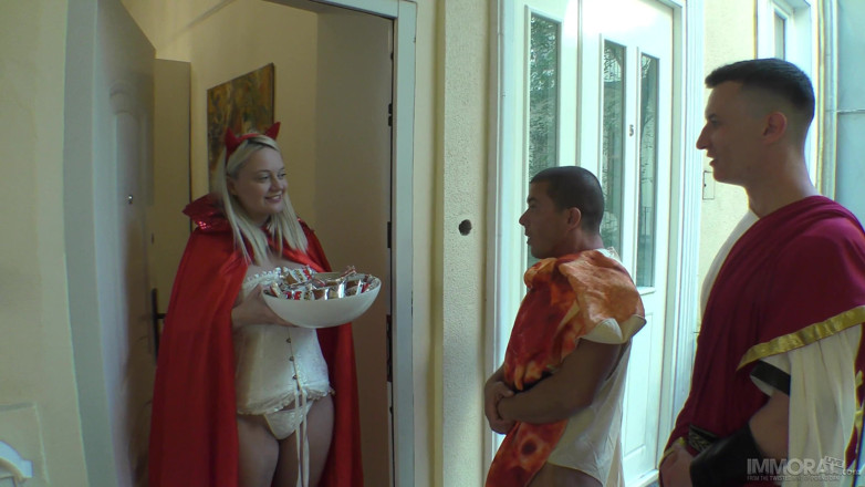 Immoral Live: Trick or anal creampie treat for busty milf Sandra Sweet -...