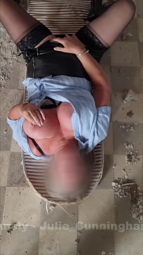 Julie Cunningham: Verlassene masturbation auf dem boden des gebäudes - julie wichst hart...