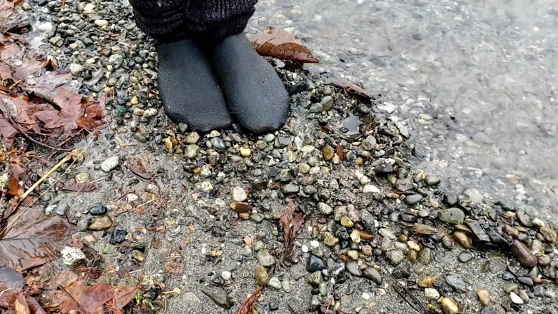 Nerdy_faery: Moczenie mokrych skarpetek i sikanie