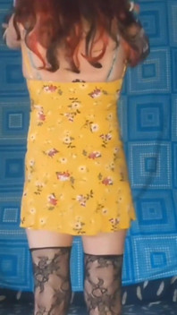 Teaser dans ma petite robe jaune sexy et ma culotte bleue