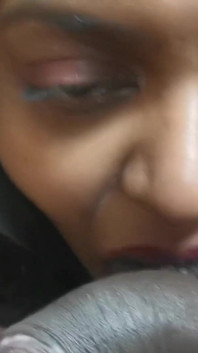 Desi sexy Bhabhi zuigt aan mijn lul