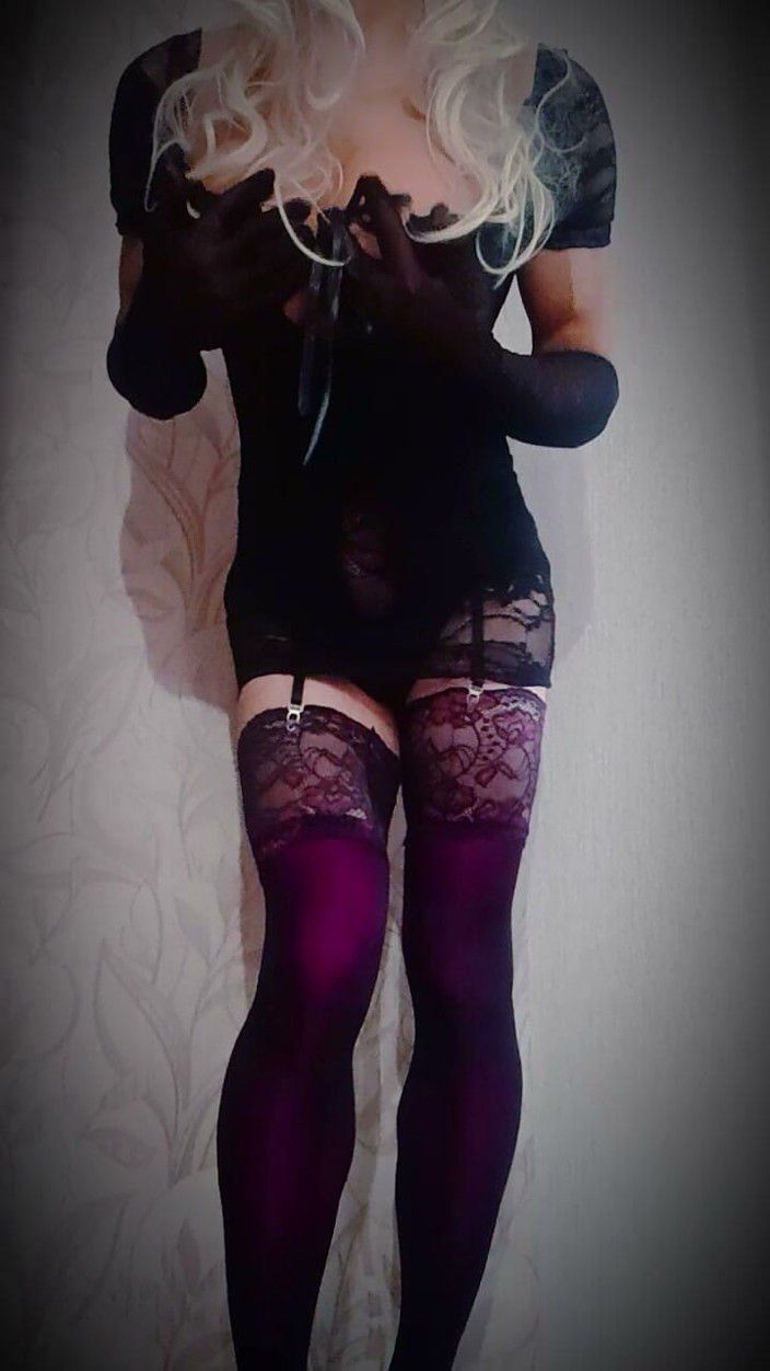 Dasha Navee: Travestito in abito nero