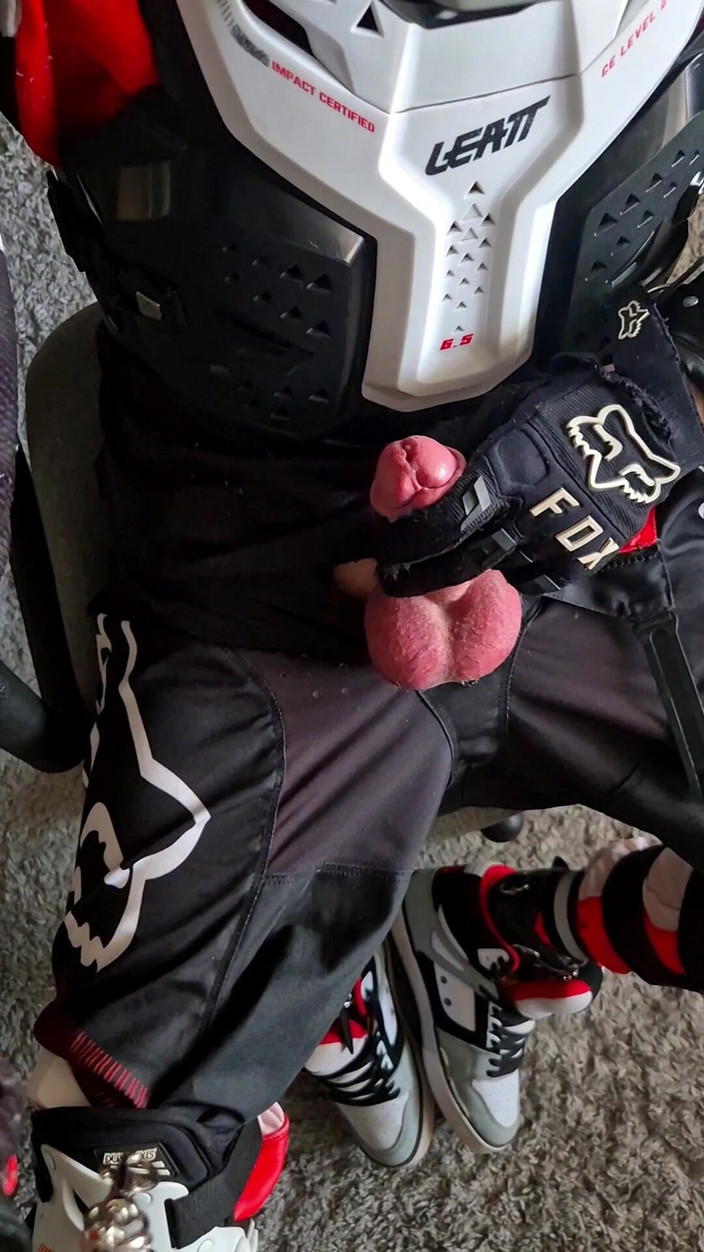 Sneakersmax98: Penunggang motosikal manis dikurung selama 6 hari