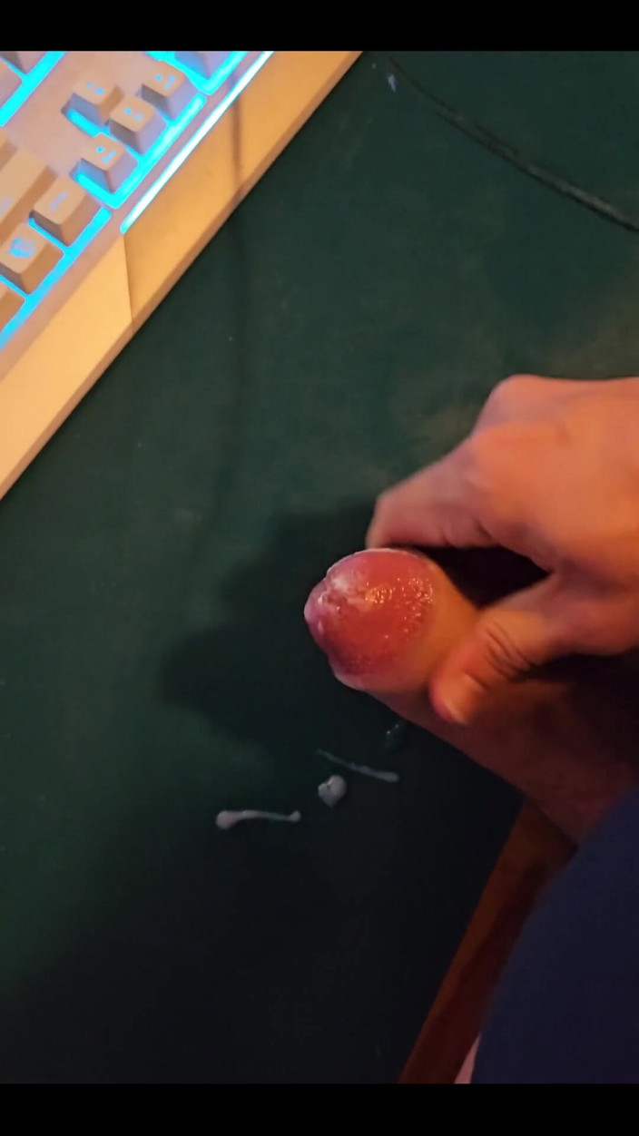 RAvingr4d4: Obrovský penis na stole