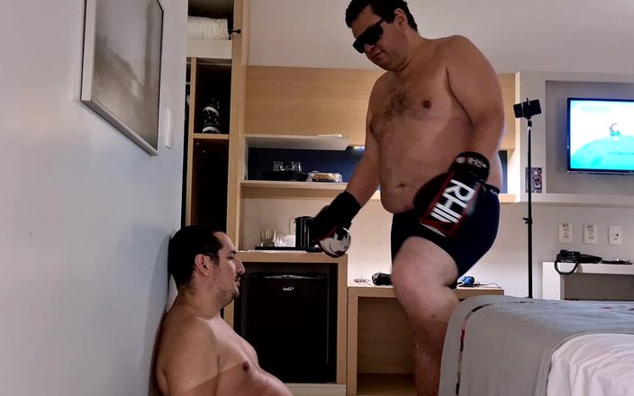 Combat and fetish: 私にガッツパンチを与える警官ヒッターボクサー