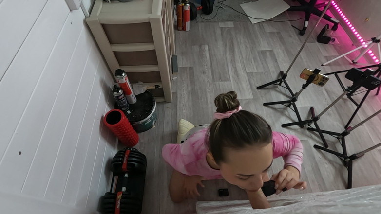 misss_vikki: Prostitutka, sladkost se jí rozplývala pod jazykem.