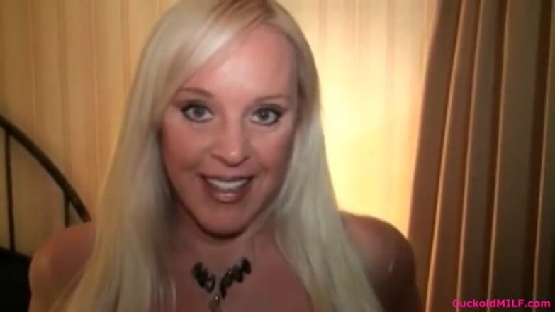 Cuckold MILF: Soția încornoratului suge un tip cu pulă neagră lungă