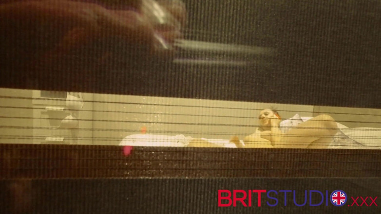 Brit Studio: Ves a tu vecina masturbándose