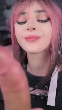 내 자지 POV를 때리고 씹는 분홍색 머리 귀염둥이