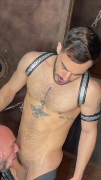Submisso com roupa de couro
