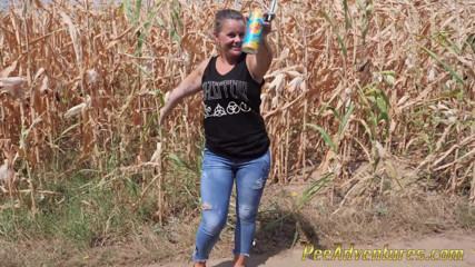 Pee Adventures: Ragazza paffuta piscia nei suoi jeans all'aperto