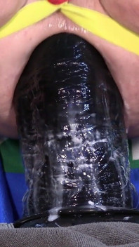 5 menit cewek kulit putih ini lagi asik ngentot dildo ukuran raksasa sambil pamer tubuh aduhainya