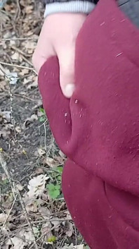 Eu faço xixi e fodo meu amante na boca na floresta para que minha esposa não nos pegue