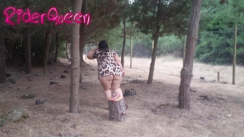 Riderqueen BBW Step Mom Latina Ebony: Recoping Woods セクシーな継母の屋外