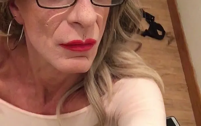 Traceytv: Sissy Tracey tv teasing her sissy cock