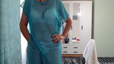 ANGELA_LADY: Rusa vestida con diferentes atuendos y ella se mojó